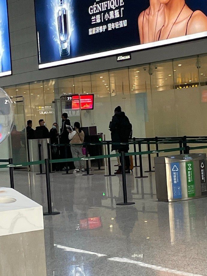 说着，叶辰又有些烦躁的说：最主要的就是飞行时间实在是太长了，本来就要飞至少九个小时，如果这一绕路，又要多飞两三个小时，关键是中间还要在经停一次，又得再加一两个小时，这么算下来，至少要十三四个小时才能飞到黎巴嫩，太久了，那边人命关天，我怕事情拖不了这么长时间。